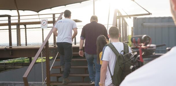 Mehrere Menschen sind auf dem Bild zu sehen. Sie laufen eine Treppe nach ob im Sonnenuntergang. Das Bild gehört der Schorndorf Webdesign-Agentur N&J