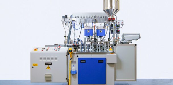 Eine Maschine von Hutt Maschinenbau vor einem weißen Hintergrund fotografiert von N&J Medienproduktion