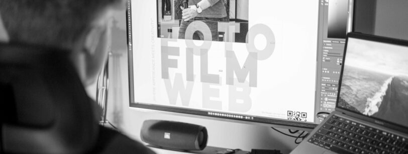 Noah Hielscher von N&J Webdesign, sitzt vor einem Bildschirm und gestaltet eine neue Webseite.