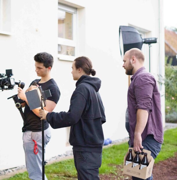 Auf dem Bild ist das Team von N&J Medienproduktion & Webdesign bei Schlyerbräu zu sehen.