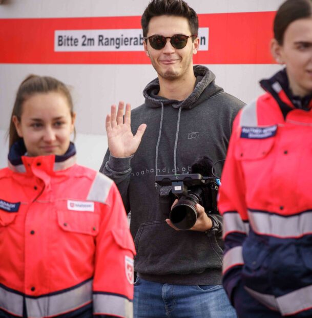 Auf dem Bild ist das Team von den Maltesern zu sehen, wie sie in einer Übung Personen verarzten.